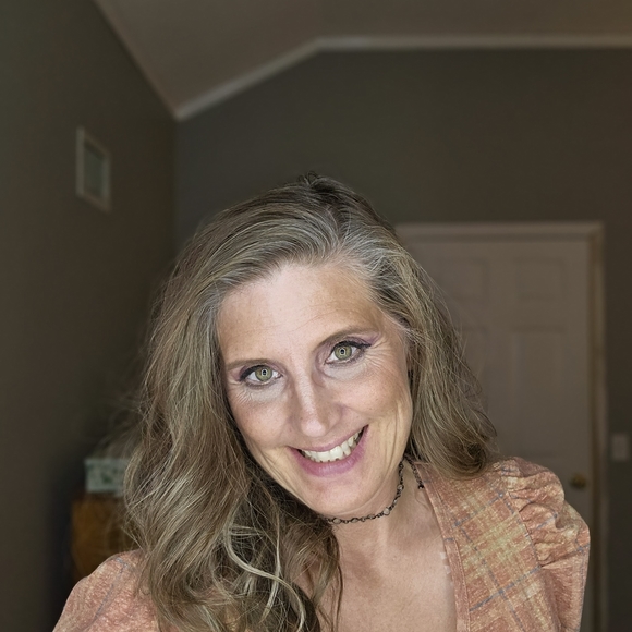 Meet your Posher, Lisa - Picture 3 of 7